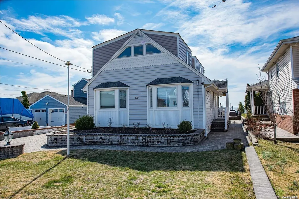 69 E Beach Promenade Lindenhurst NY 11757