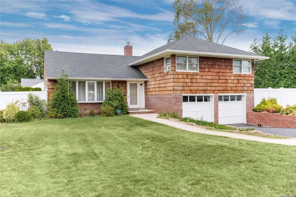 63 Secatogue Lane E West Islip NY 11795