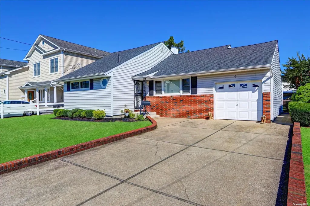 9 Jeffrey Lane North Babylon NY 11703