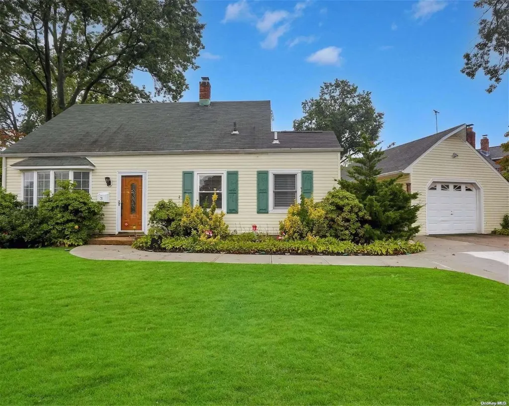 3 Periwinkle Road Levittown NY 11756