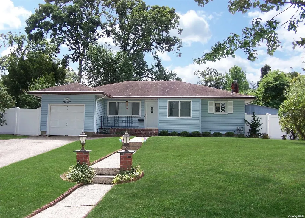14 Buttonwood Path Smithtown NY 11787