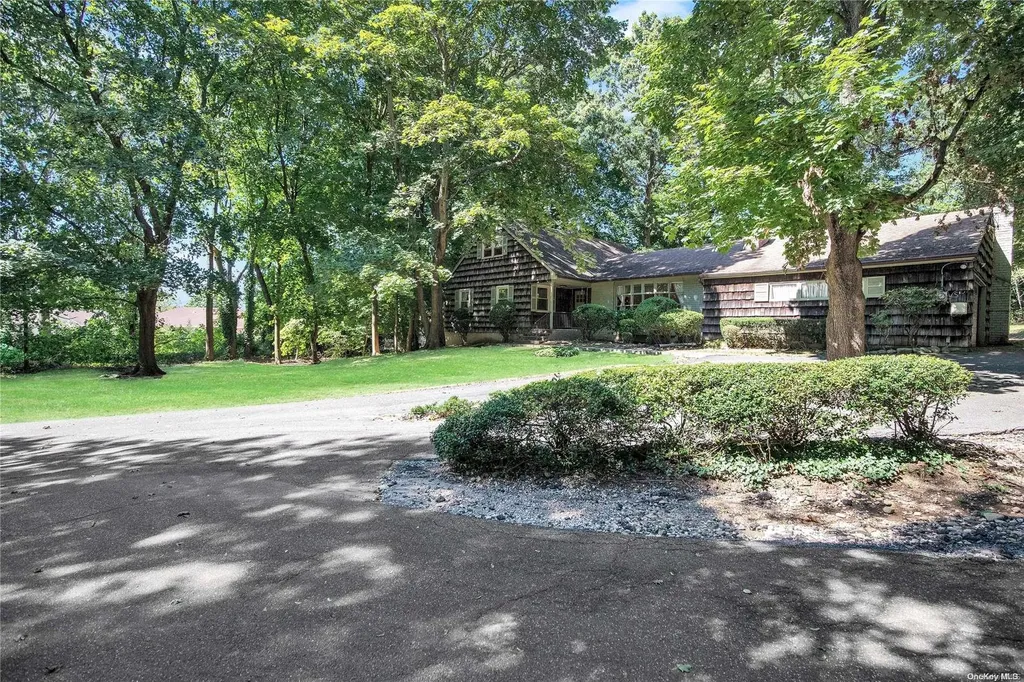 8 Spruce Park Syosset NY 11791
