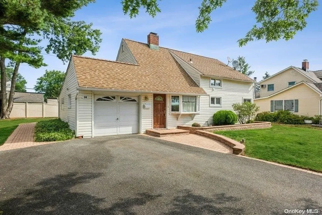 14 Boulder Lane Hicksville NY 11801