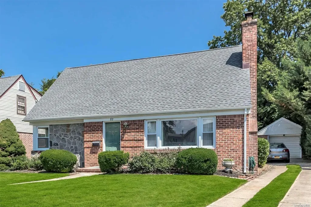 82 Devonshire Drive New Hyde Park NY 11040