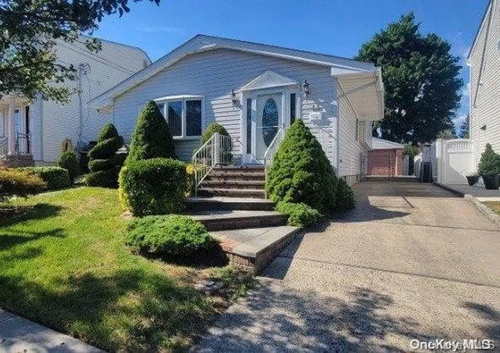 15 Hampton Avenue Albertson NY 11507