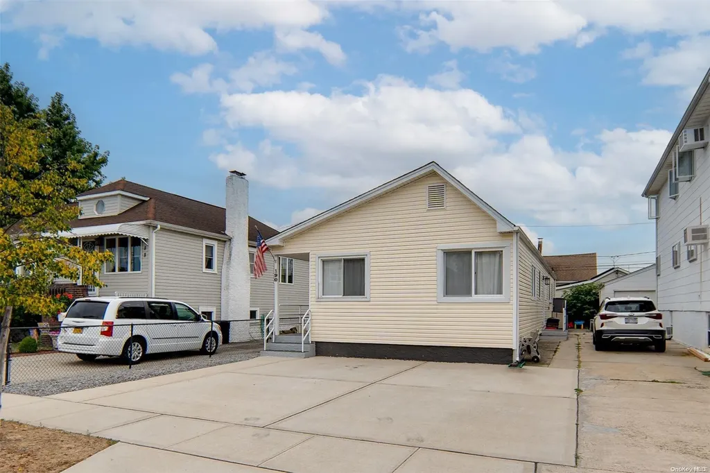 190 Quebec Road Island Park NY 11558