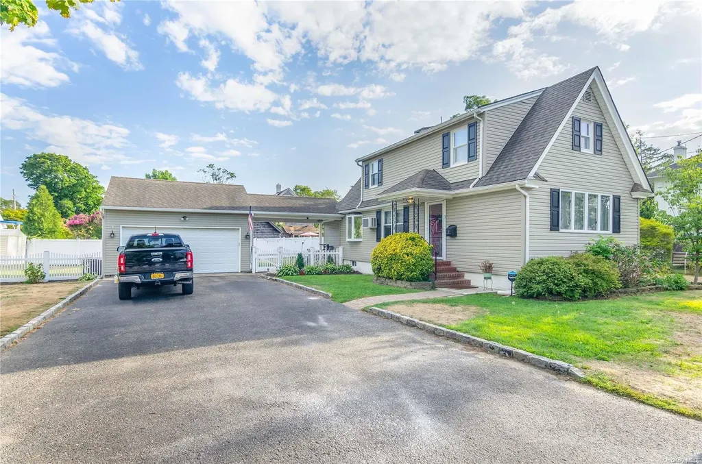 10 Wenman Avenue Bay Shore NY 11706
