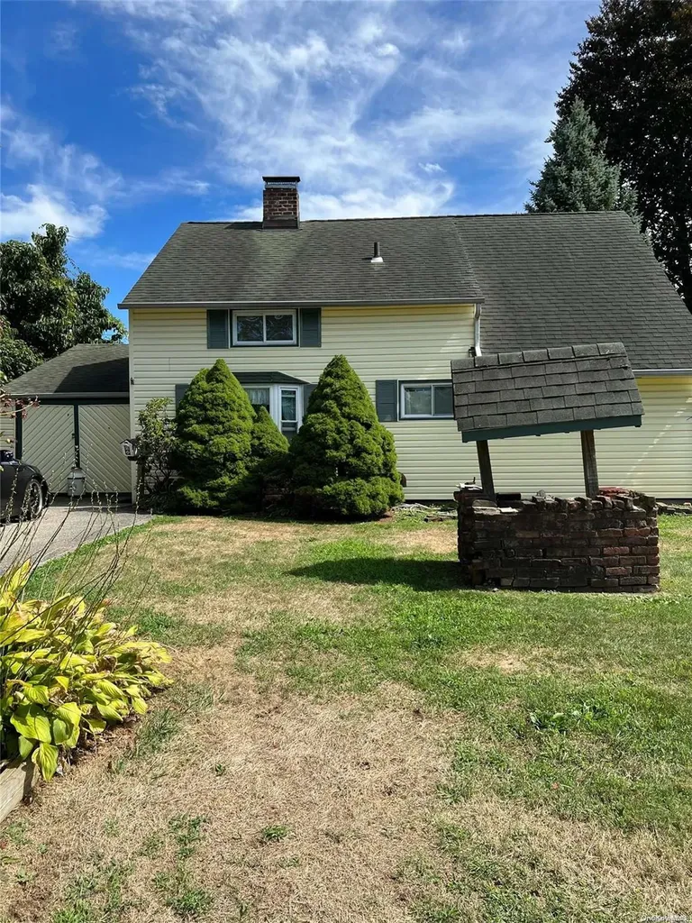 38 Eden Lane Levittown NY 11756