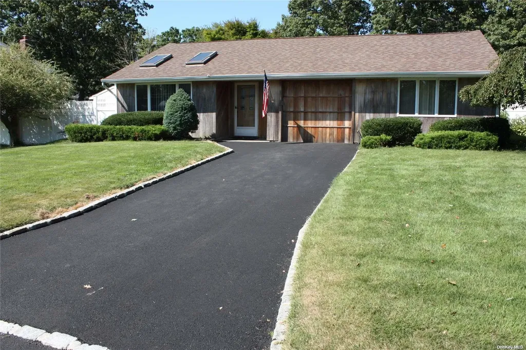 18 Biscayne Drive Selden NY 11784