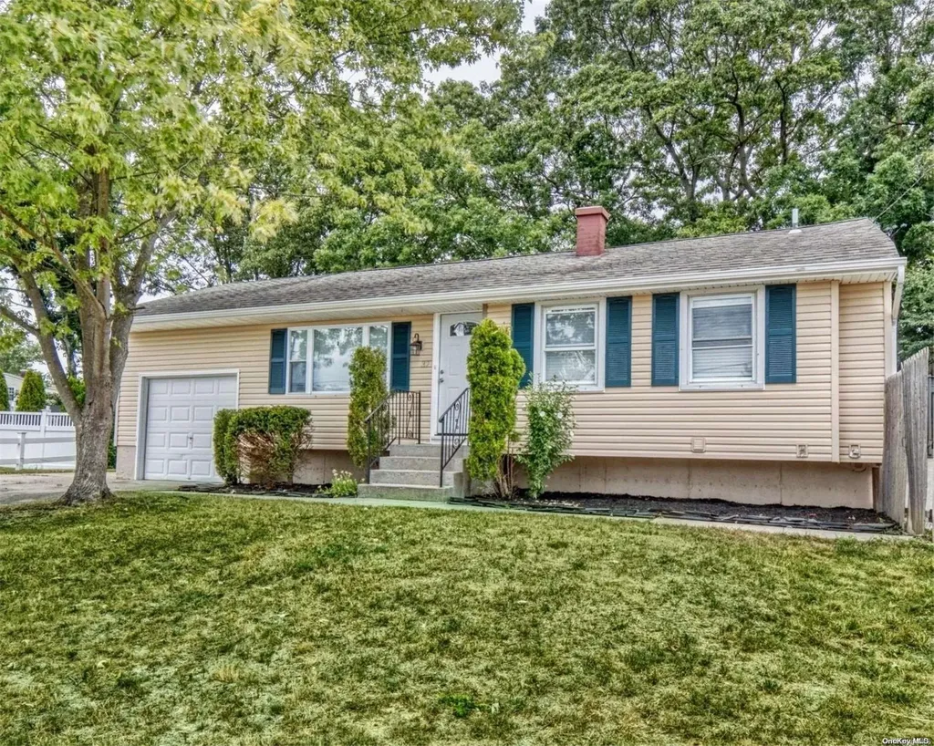 37 Salem Lane Selden NY 11784