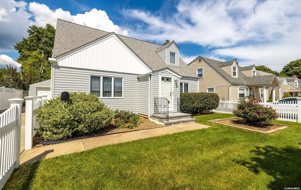 27 Gables Road Hicksville NY 11801