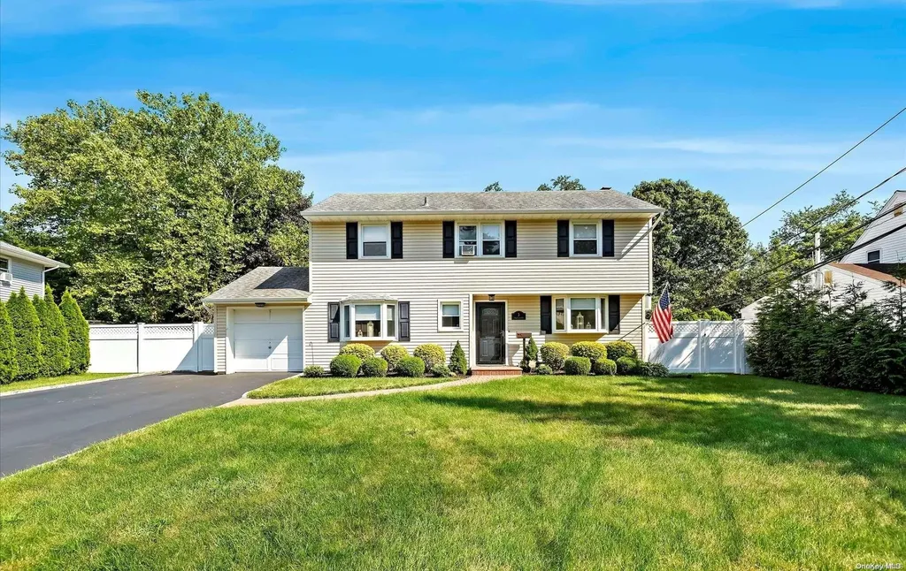 3 Windham Crescent Kings Park NY 11754