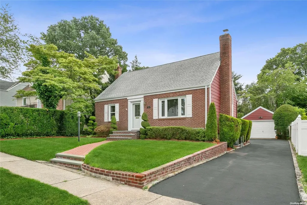 33 Albertson Parkway Albertson NY 11507