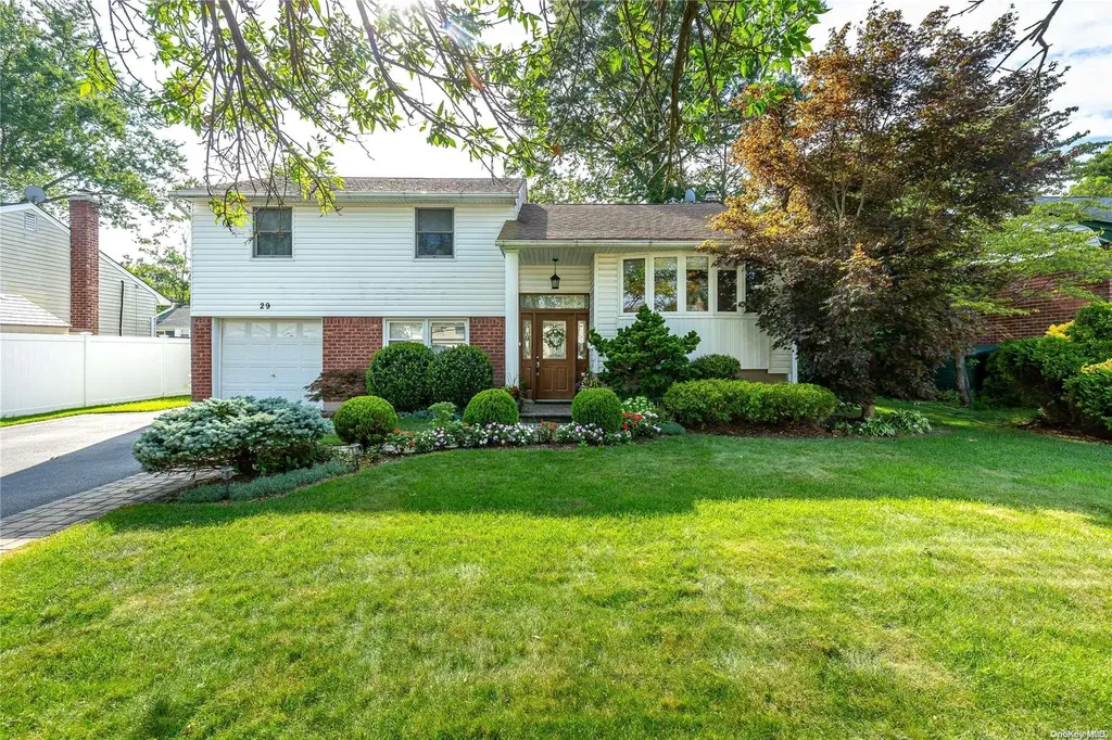29 Roberta Lane Syosset NY 11791