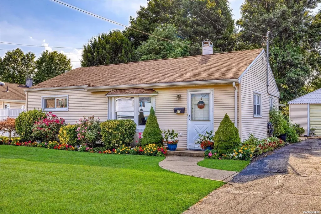 20 Ginny Lane Bethpage NY 11714