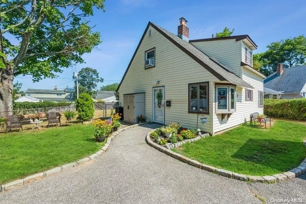 21 Winding Lane Levittown NY 11756
