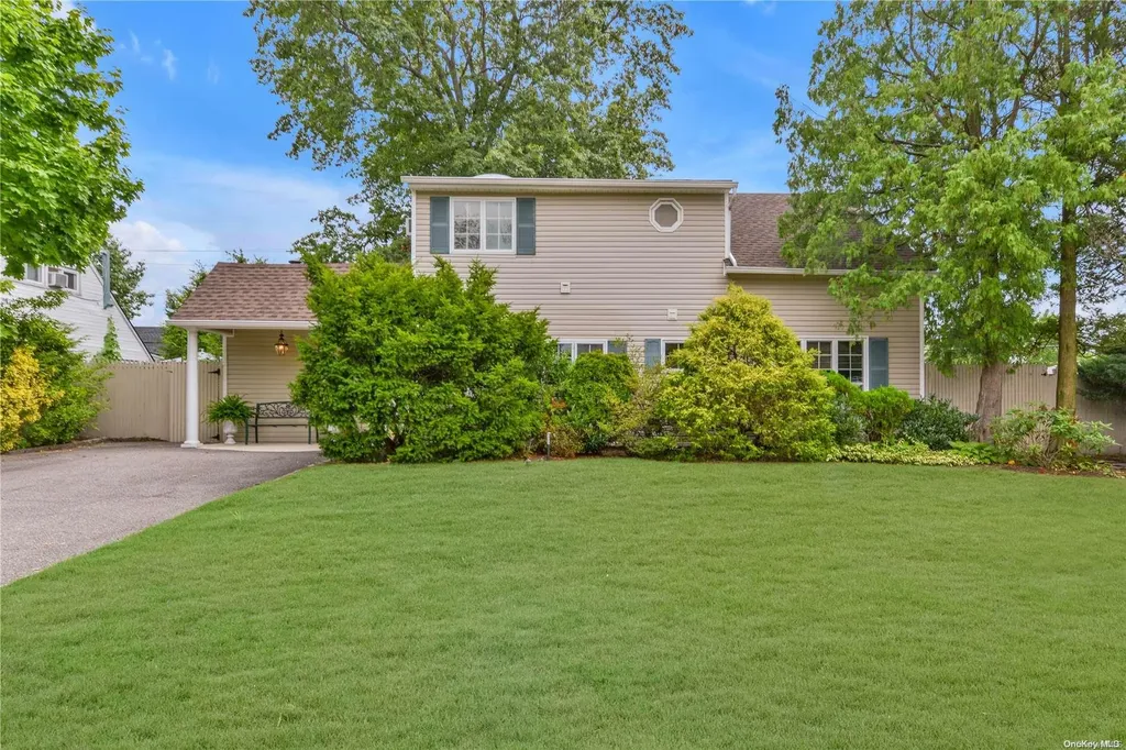 128 Land Lane Westbury NY 11590