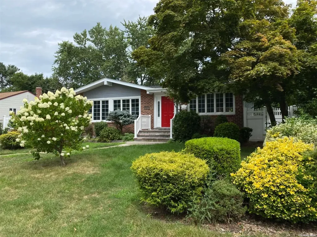 35 Bluegrass Lane Commack NY 11725