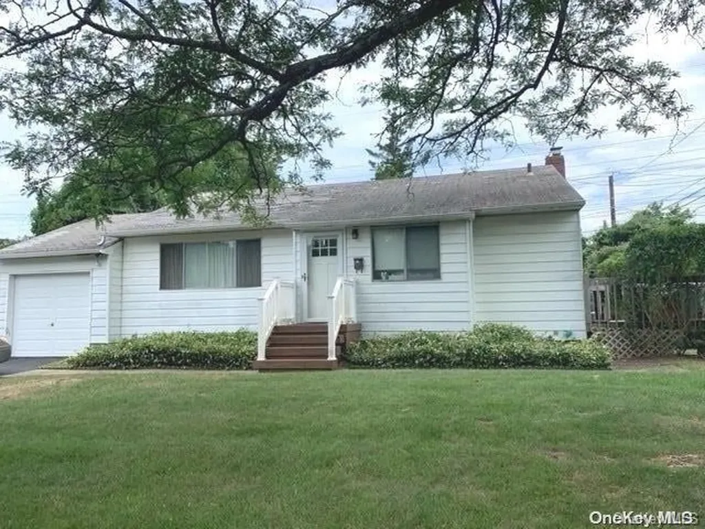 31 Laurinda Drive Commack NY 11725
