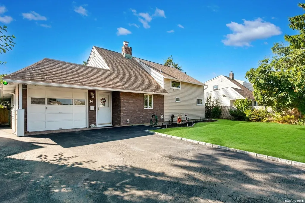 24 Scholar Lane Levittown NY 11756