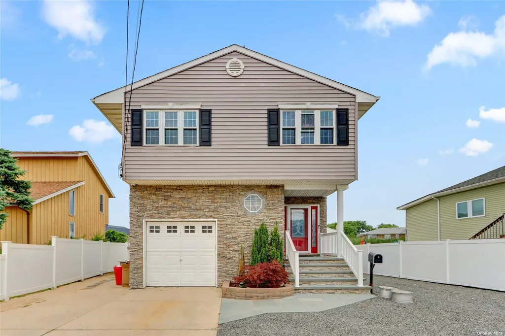 845 Atlantic Street Lindenhurst NY 11757