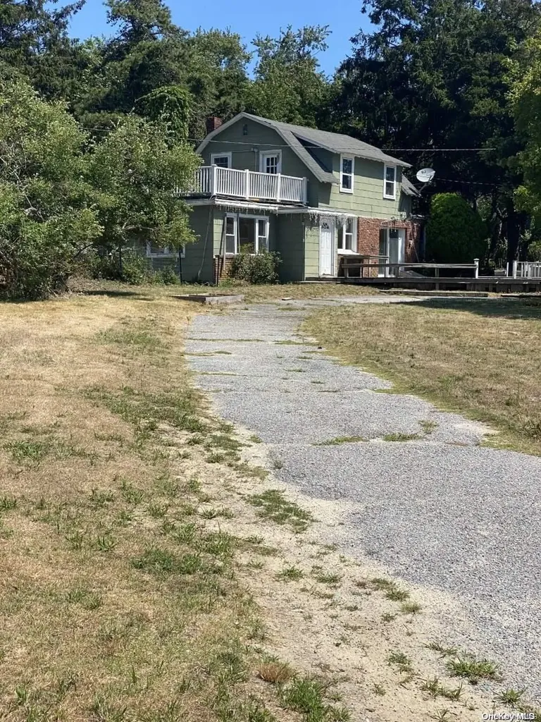287 E Montauk Highway Hampton Bays NY 11946