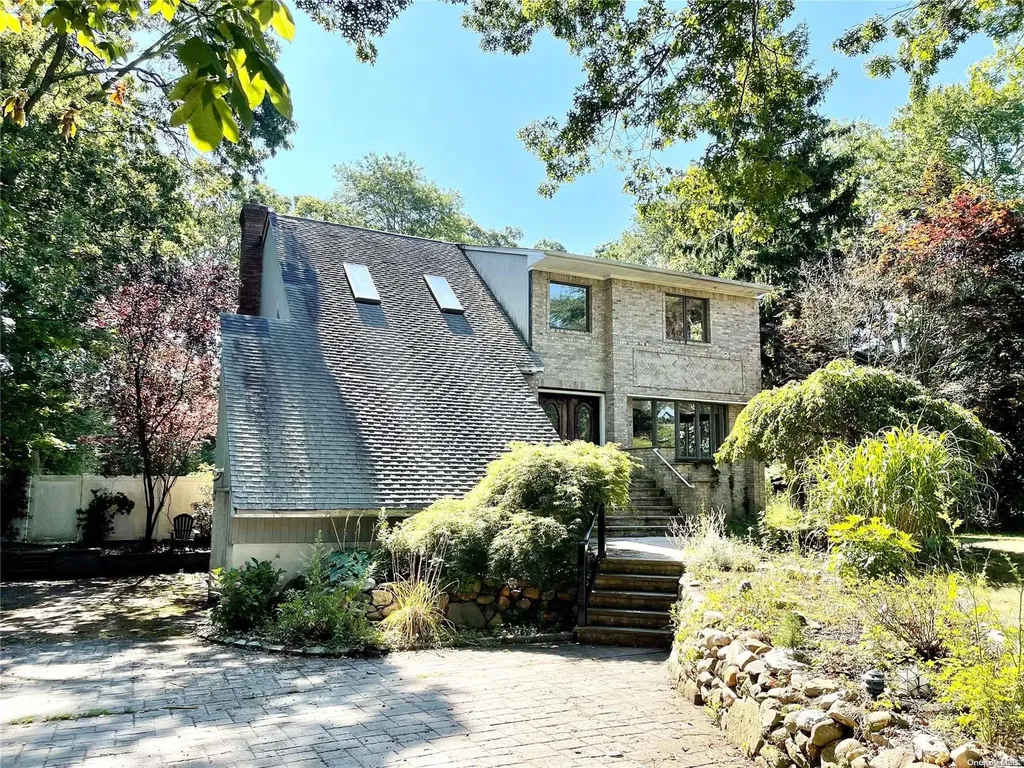 18 Beverly Court Moriches NY 11955