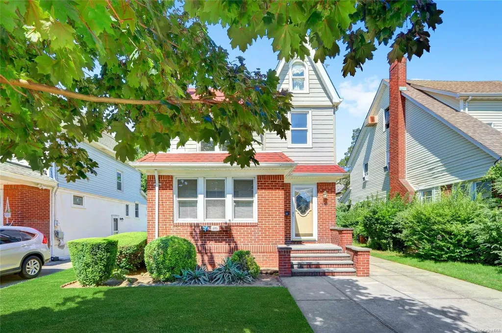 286 Plainfield Avenue Floral Park NY 11001