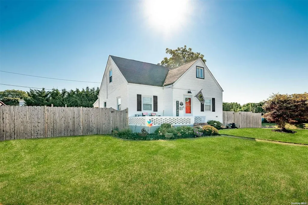 24 Venetian Boulevard Lindenhurst NY 11757