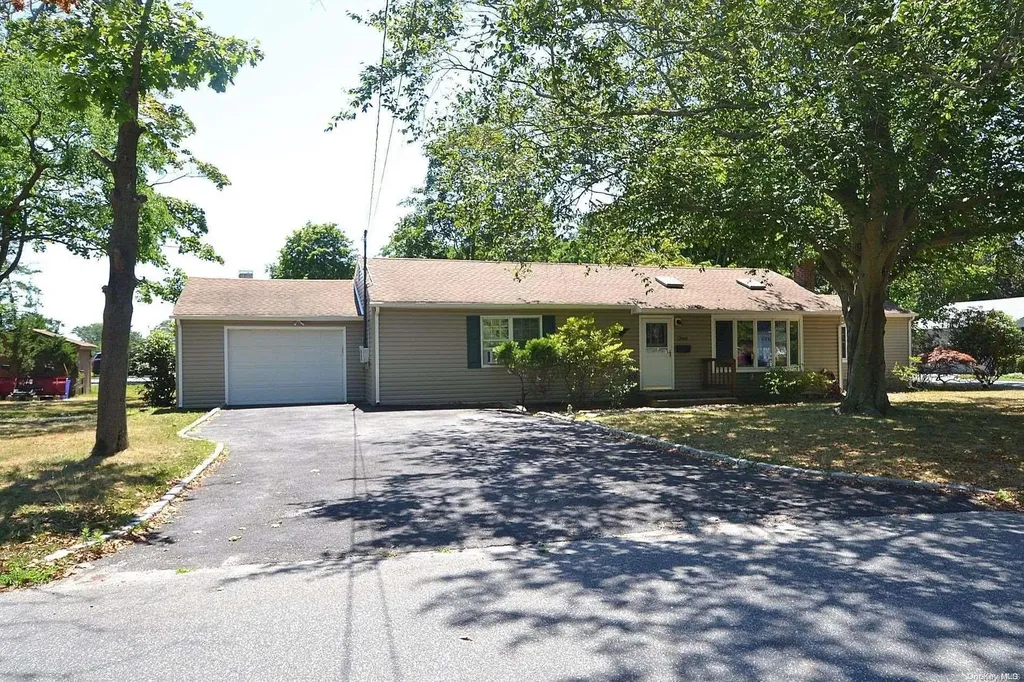 4 Colonial Drive East Patchogue NY 11772