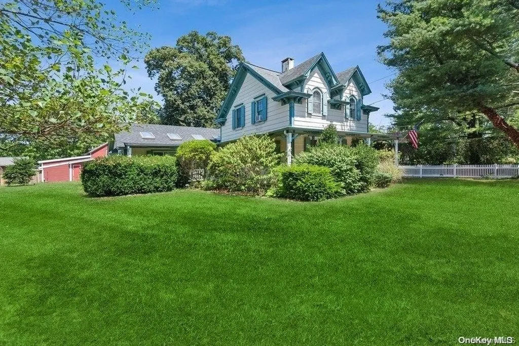647 Middle Road Bayport NY 11705