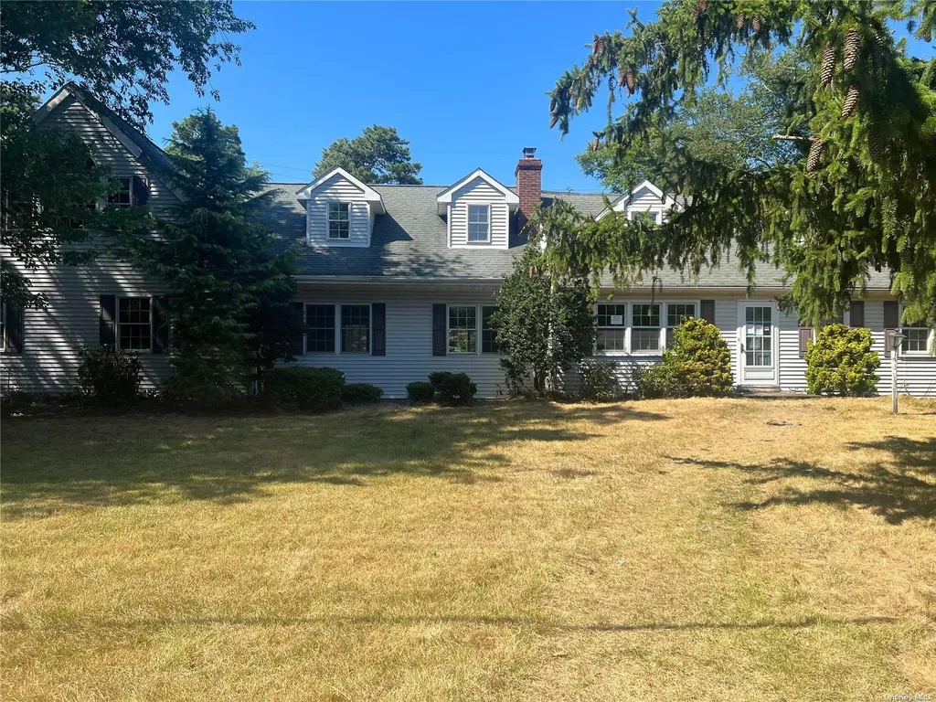 16 Twin River Drive Oakdale NY 11769