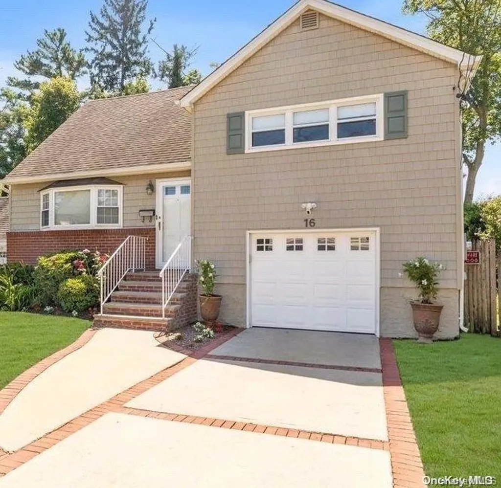 16 Columbia Place Merrick NY 11566