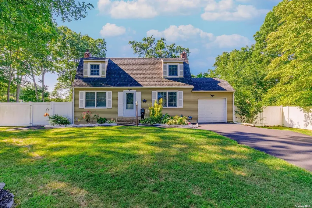 8 Brook Lane Smithtown NY 11787
