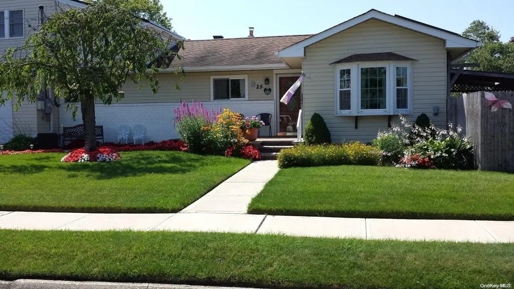 25 E Clearwater Road Lindenhurst NY 11757