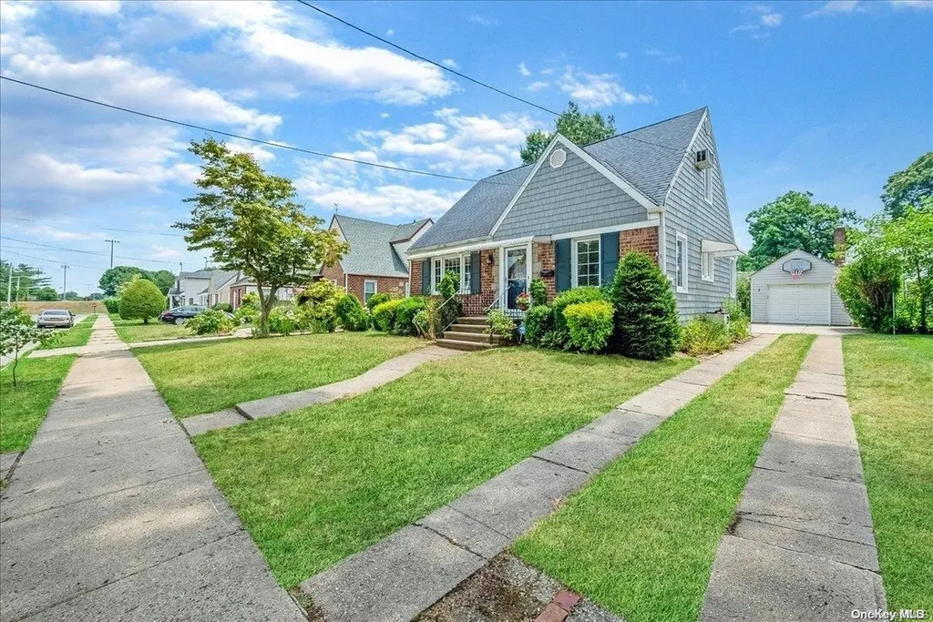 42 Baxter Avenue New Hyde Park NY 11040