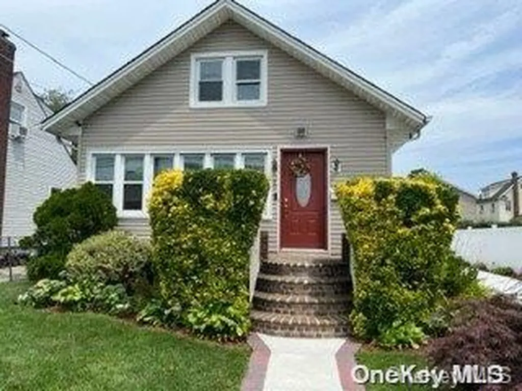 30 Harding Place Freeport NY 11520
