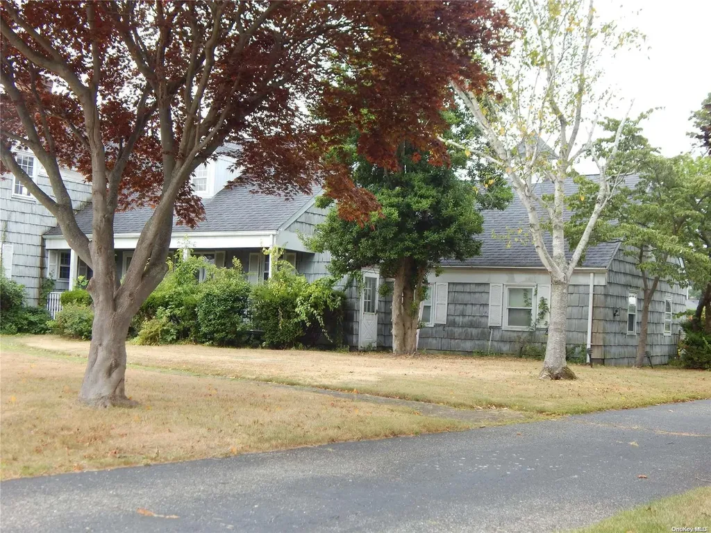 92 Peninsula Drive Babylon NY 11702