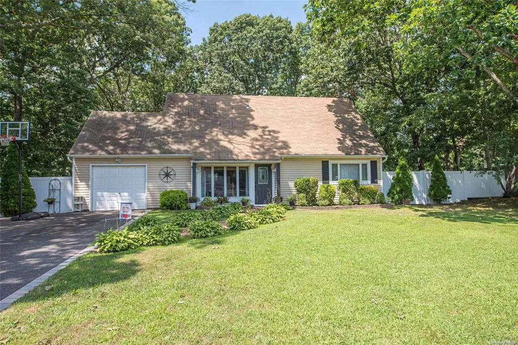 4 Halston Lane Coram NY 11727
