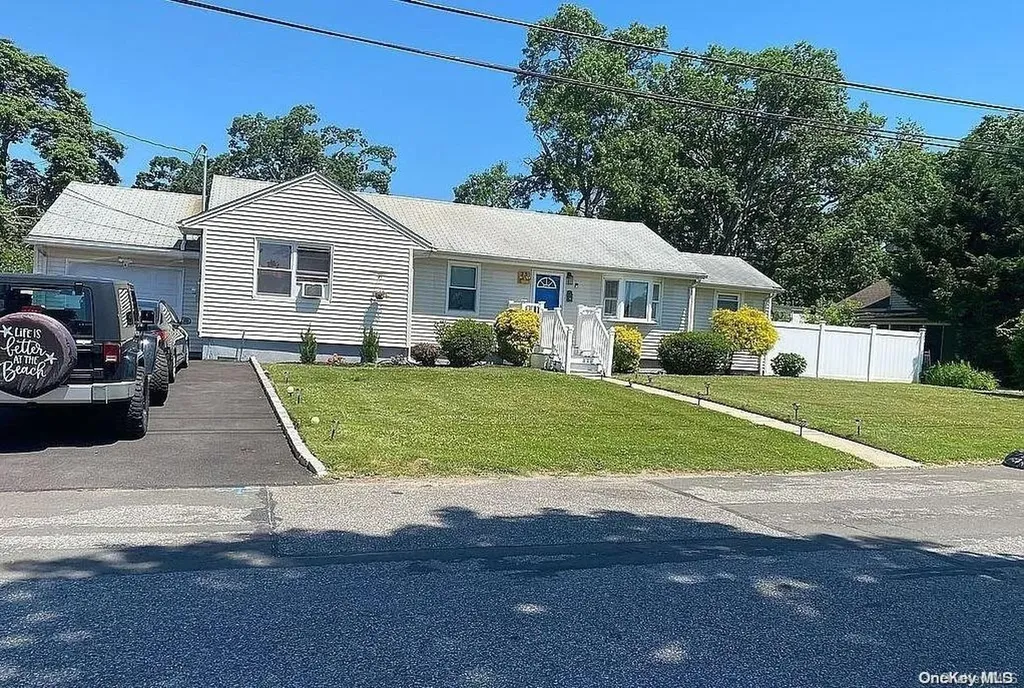 25 Larsen Lane West Babylon NY 11704