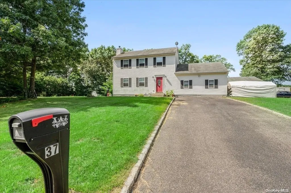 37 Moet Drive Riverhead NY 11901