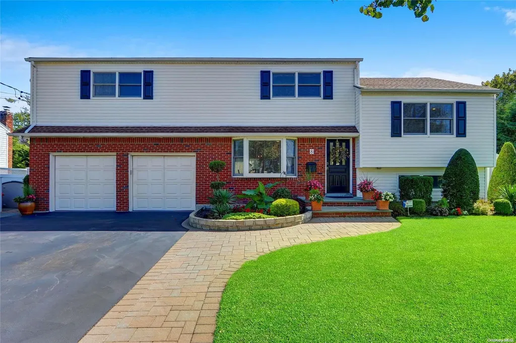 8 Hampton Boulevard Massapequa NY 11758