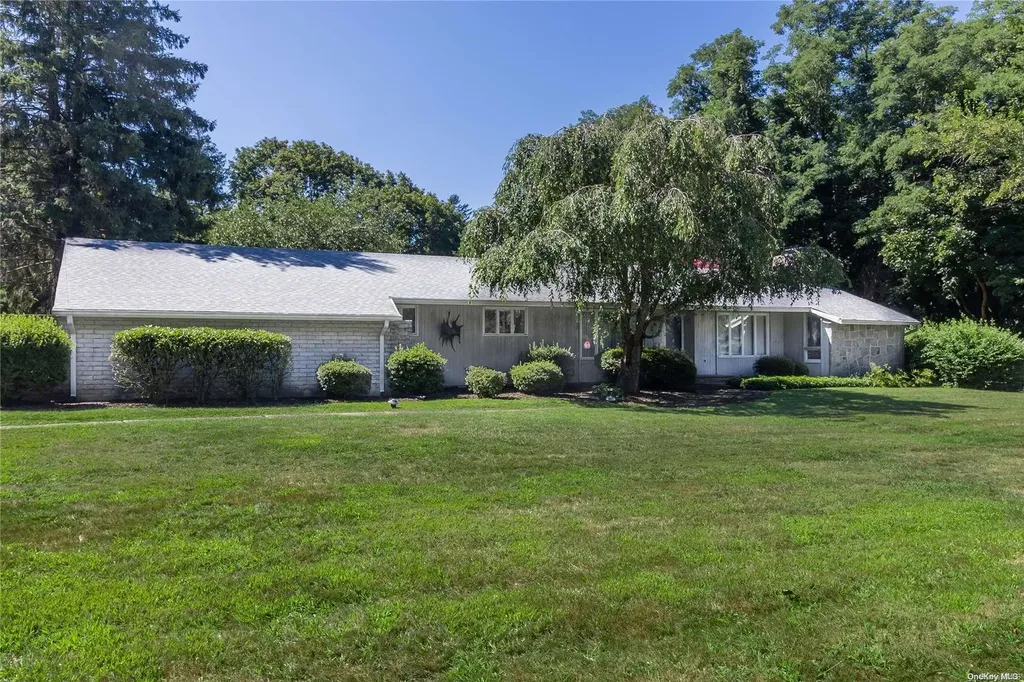 10 Cedar Lane E Setauket NY 11733