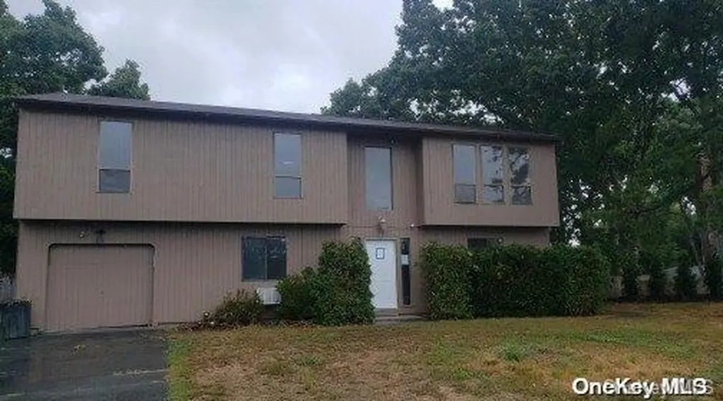 35 Bella Casa Lane Central Islip NY 11722