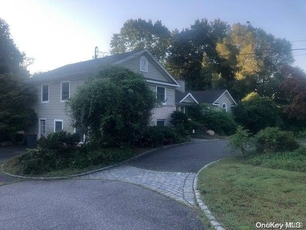 17 Quaker Path Stony Brook NY 11790