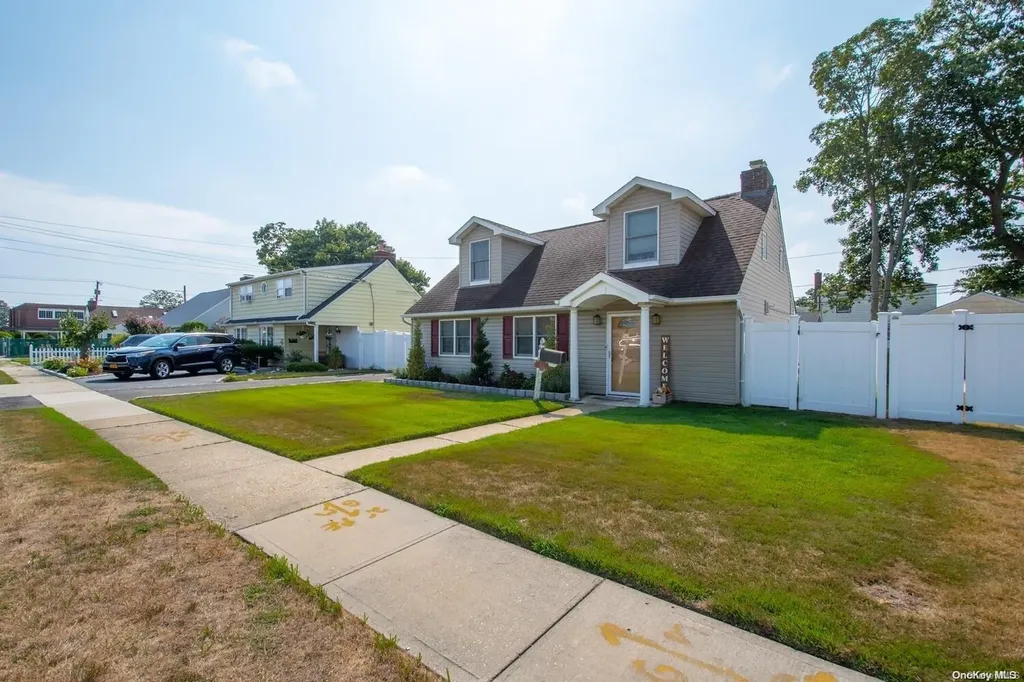 610 Hollywood Avenue Copiague NY 11726