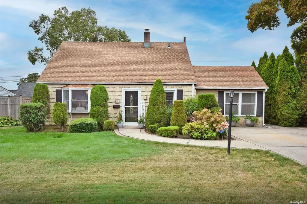 14 Elmtree Lane Levittown NY 11756