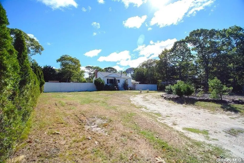 25 Duvall Drive Hampton Bays NY 11946