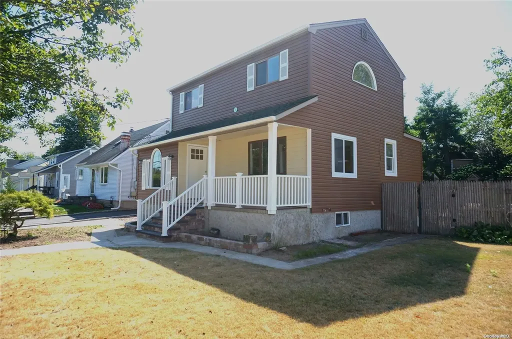 92 Oak Street Islip NY 11751
