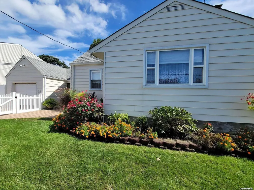 256 N Hamilton Avenue Lindenhurst NY 11757